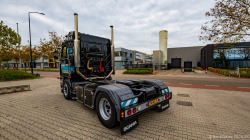 20251019-Tom-Holding-00008